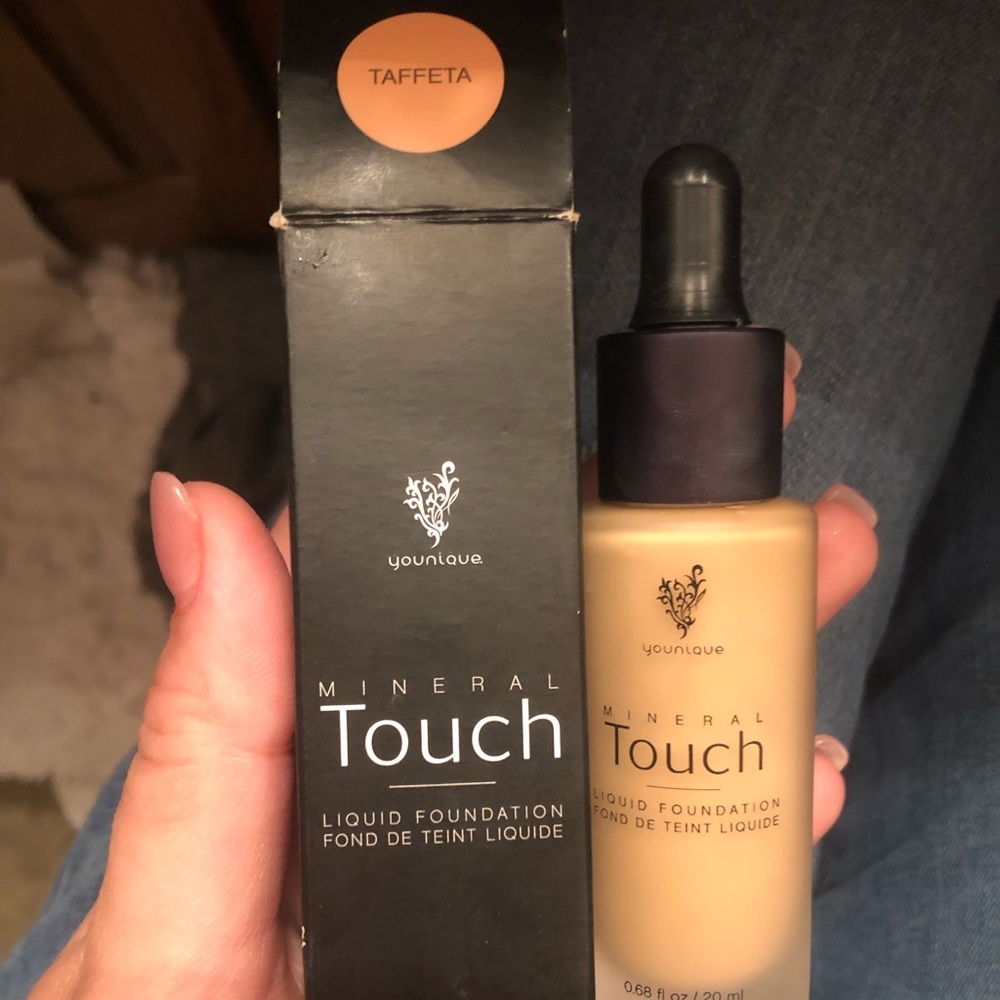 Younique liquid foundation in “Tafetta” shade